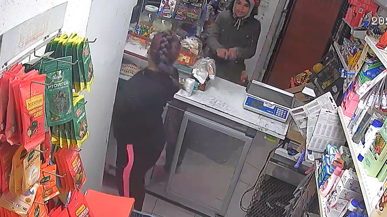 Dramático video: forcejeó con un ladrón armado y evitó un robo en la despensa