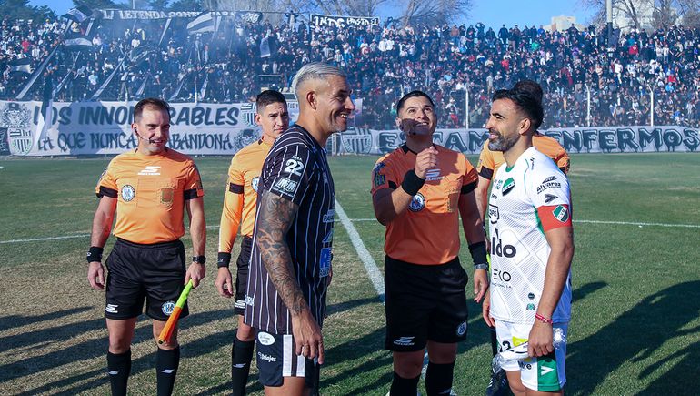 Marín, capitán de Cipo, en el sorteo contra Villa Mitre, con su colega Manchafico. 