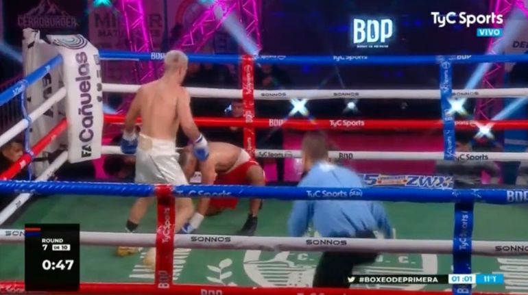 Lo noqueó con un gancho de izquierda al hígado