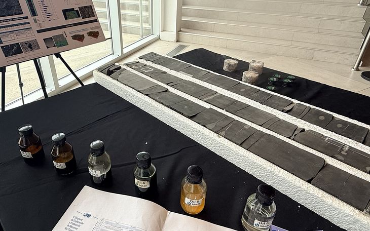 Muestras de hidrocarburos y de una corona de Vaca Muerta.