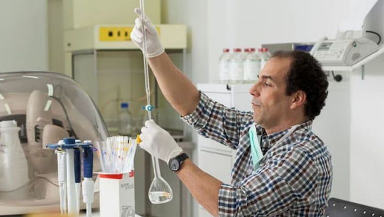 El influencer de la salud construyó una comunidad de miles de seguidores mientras ofrecía terapias sin respaldo científico.