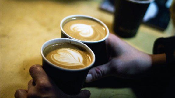 Los clientes eligen qué bebida tomar y qué camarera los atenderá.