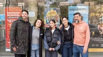 La niña, junto a los integrantes de la obra que se dará en el Teatro Español.