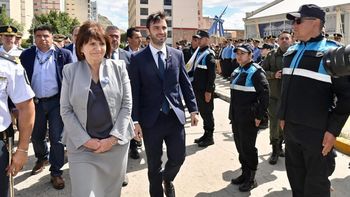 Patricia Bullrich y el gobernador de Chubut, Ignacio Torres, en Comodoro Rivadavia. Patricia Bullrich y el gobernador de Chubut, Ignacio Torres, en Comodoro Rivadavia.