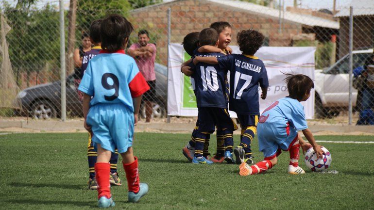 Los nenes festejaron ayer tener la cancha en un lugar árido de la ciudad.