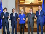 Los presidentes de los países que componen el Mercosur junto a Von der Leyen, en la última reunión de bloque realizada en Montevideo a fines del año pasado.