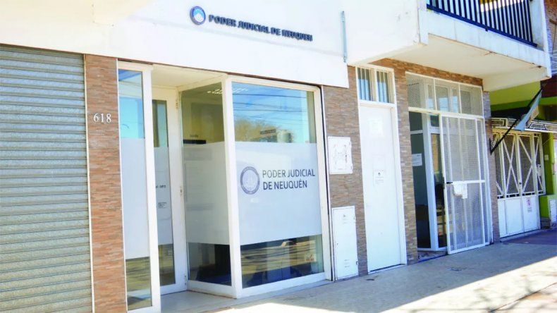 La fiscalía de Rincón de los Sauces supervisó el allanamiento donde fueron apresados dos hombres. | LM Neuquen La fiscalía de Rincón de los Sauces supervisó el allanamiento donde fueron apresados dos hombres.
