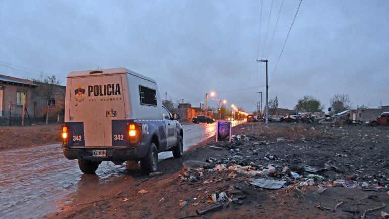 Barrio Hipódromo: lo balearon en una pierna para robarle el celular en plena calle