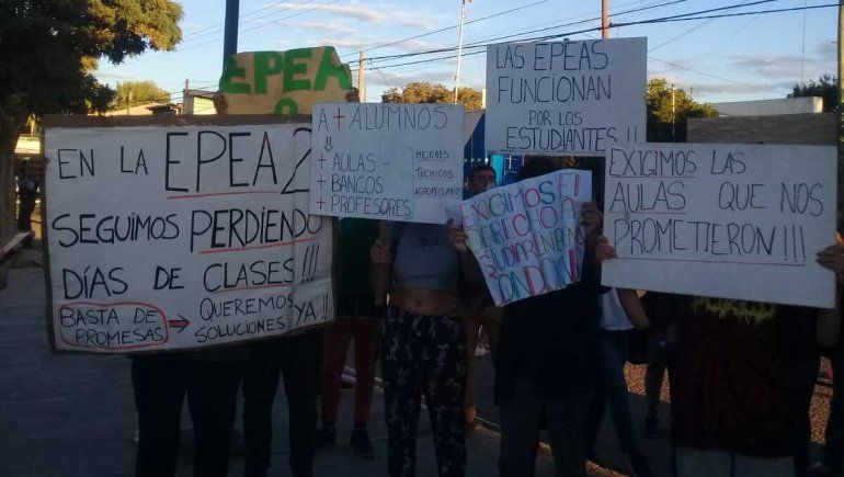 La escuela que recibe alumnos de todas partes y no tiene más bancos