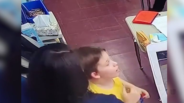 Una maestra le salvó la vida a un niño que se ahogó con una tapita