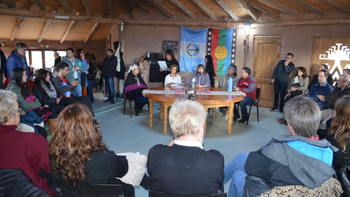 Autoridades de la UNCo, al exponer el proyecto de interculturalidad en la sede de la Confederación Mapuche de Neuquén. Autoridades de la UNCo, al exponer el proyecto de interculturalidad en la sede de la Confederación Mapuche de Neuquén.