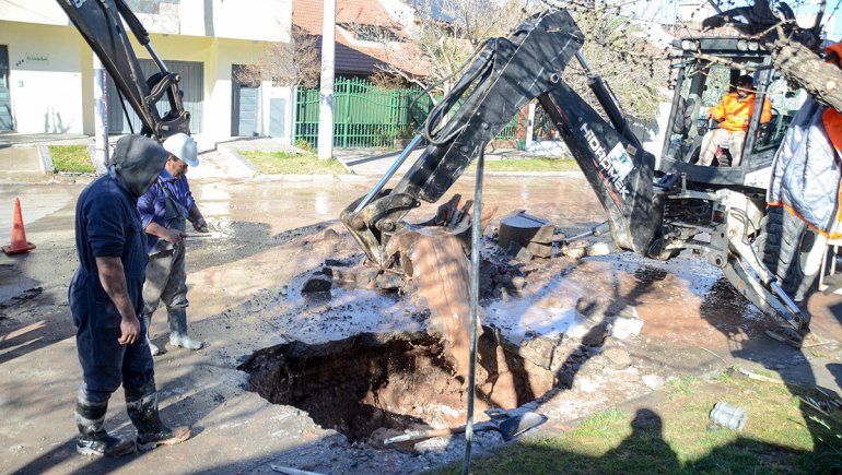 Se rompió un caño de agua y un río baja por las calles en el centro oeste de la ciudad