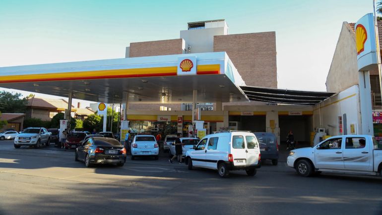 El ministro de Economía, Luis Caputo, dispuso congelar los impuestos a la nafta.