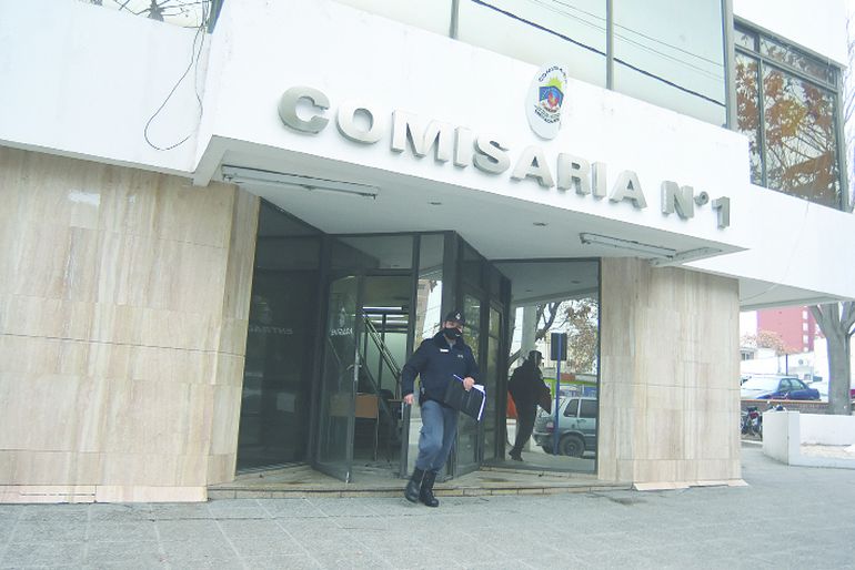 En el robo en curso, intervino personal de Comisaría Primera de Neuquén capital, que detuvo a los delincuentes. En el robo en curso, intervino personal de Comisaría Primera de Neuquén capital, que detuvo a los delincuentes.