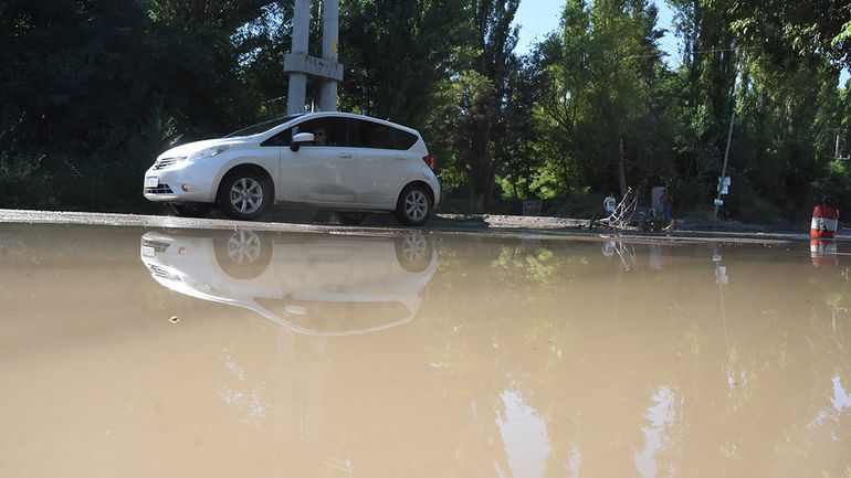 ¡Es un río! Se rompió un caño y Confluencia se inundó por completo