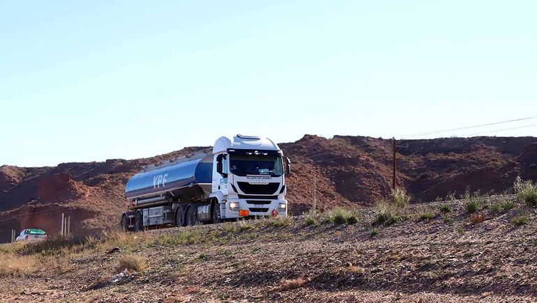 El mayor problema del tránsito de Vaca Muerta son los camiones. Circulan a 80 kilómetros por hora y frenan el flujo de camionetas. El mayor problema del tránsito de Vaca Muerta son los camiones. Circulan a 80 kilómetros por hora y frenan el flujo de camionetas.