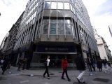 Foto de archivo - Caminantes transitan una esquina del centro financiero de Buenos Aires, Argentina.  Oct 2, 2014. REUTERS/Marcos Brindicci