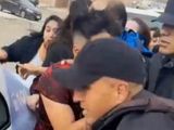 La policía sacó al portero del jardín de infantes de Caleta Olivia entre gritos e insultos. 
