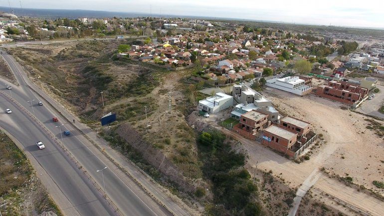 En Mercantiles y Terrazas del Neuquén tomaron terrenos municipales para construir piletas de natación y quinchos. Ahora deberán pagar una tasa por cada metro cuadrado de tierra usurpada.