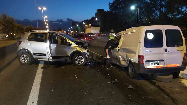 Robó, se quiso fugar en auto a contramano y se mató