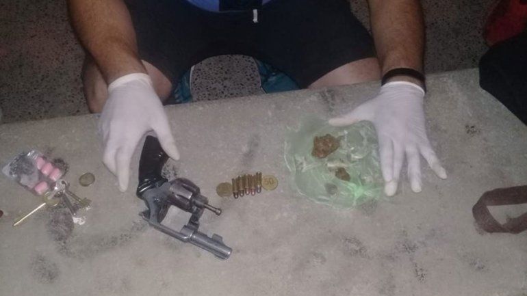 Cae un dealer en la plaza de las 1200 muy bien armado
