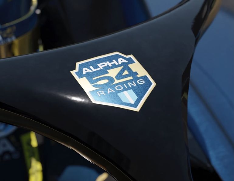 El escudo que representa al nuevo equipo Alpha54. Foto: Instagram @alpha54racing El escudo que representa al nuevo equipo Alpha54. Foto: Instagram @alpha54racing