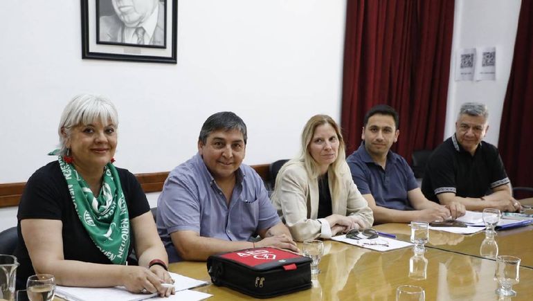 En la última mesa paritaria ATE llevó un desfibrilador como símbolo para En la última mesa paritaria ATE llevó un desfibrilador como símbolo para