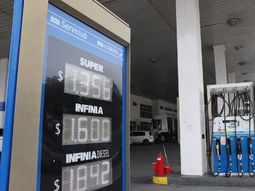 Las pizarras en las estaciones YPF de Neuquén muestran un nuevo precio en los combustibles / Foto Las pizarras en las estaciones YPF de Neuquén muestran un nuevo precio en los combustibles / Foto