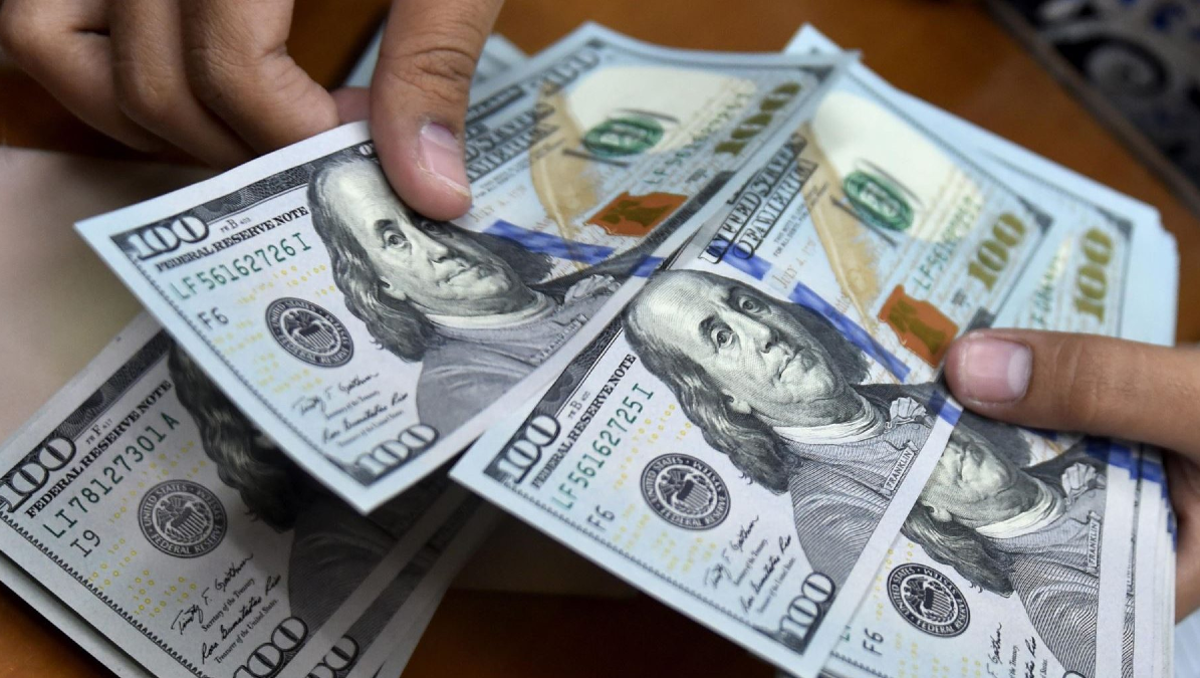 El dólar continúa su escalada frenética, y el mercado sigue minuto a minuto lo que ocurre con la divisa.