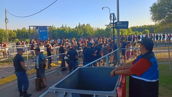 Operativo de seguridad en la Fiesta de la Confluencia: más de una docena de detenidos con pedido de captura