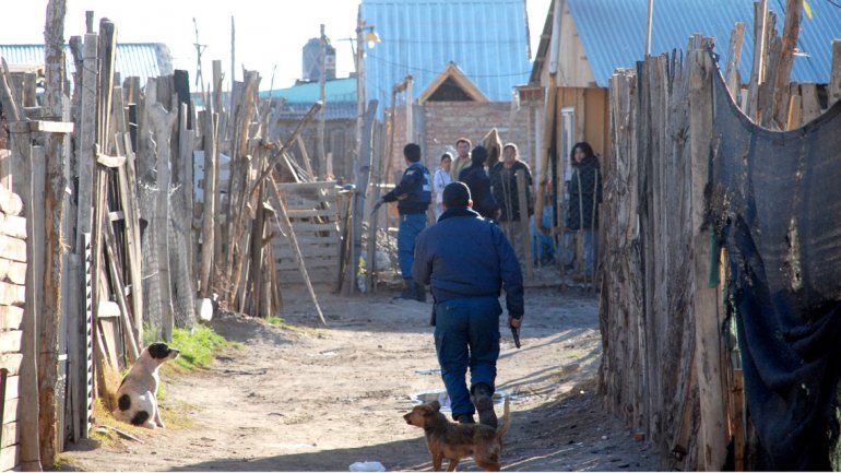 Tres hombres balearon una casa en la toma La Familia