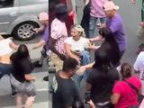 Vecinos y comerciantes del barrio porteño de Flores casi linchan a una mechera tras ser sorprendida en un intento de robo.