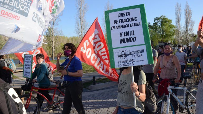 Ambientalistas neuquinos se manifestaron por la crisis climática.