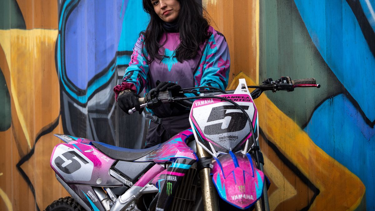 Daniela Fuentes, una apasionada del motocross que busca más pista thumbnail