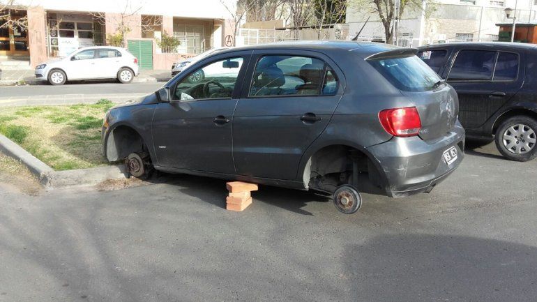 Robarruedas al acecho: esta vez no le dejaron ninguna a un auto en pleno centro
