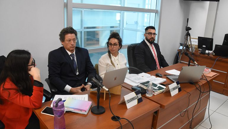 Los integrantes de la querella y de la fiscalía que investiga las estafas con planes sociales.
