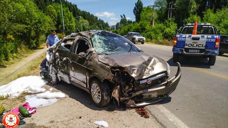 Perdió el control del auto, chocó contra la montaña y terminó volcando