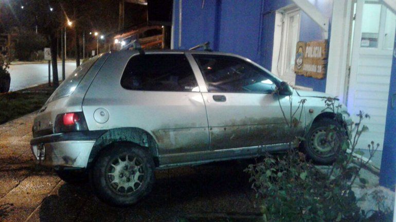 Borracho, no lo dejaron entrar al boliche y decidió atacar la comisaría