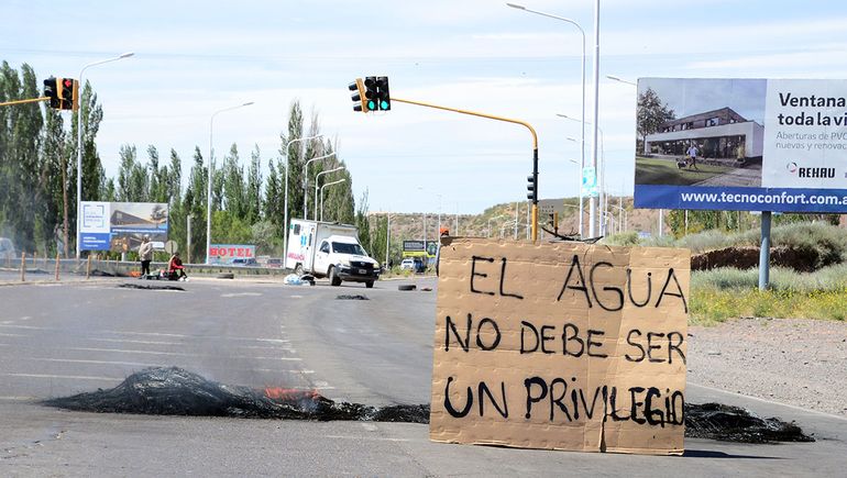 En cualquier momento muere alguien electrocutado, la preocupación de vecinos en una toma del oeste