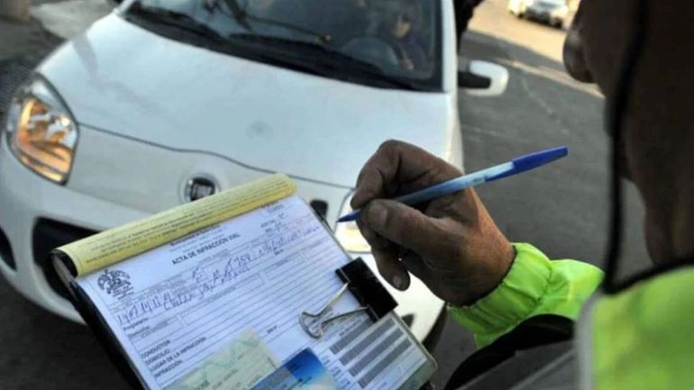 Saber cuándo prescriben las multas de tránsito es un dato clave. 