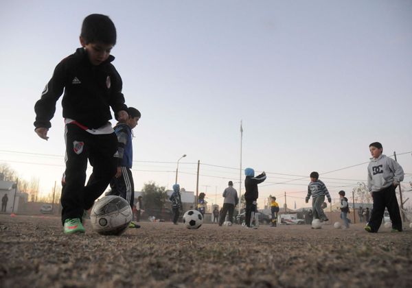 El potrero, lugar ideal para muchos chicos en Plottier