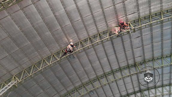 Bomberos rescataron a joven que no podía bajar de un tinglado