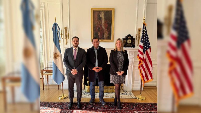 Fernando Banderet junto a representantes de la embajada Argentina en Estados Unidos, Leandro Ragone y Julia Geraldine Hoppstock. Fernando Banderet junto a representantes de la embajada Argentina en Estados Unidos, Leandro Ragone y Julia Geraldine Hoppstock.