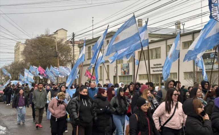 La marcha en respaldo a Cristina Kirchner en Río Gallegos, el miércoles con temperatura bajo cero. La marcha en respaldo a Cristina Kirchner en Río Gallegos, el miércoles con temperatura bajo cero. 