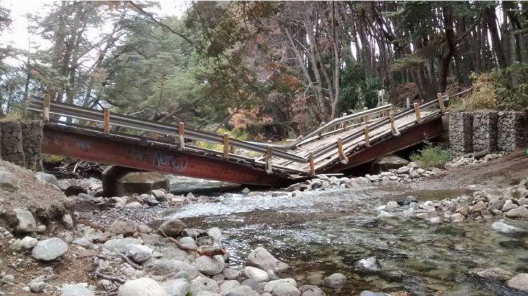 Un camión destruyó un puente en la Ruta 65