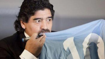 Maradona se llevó una casaca de Neuquén. Maradona se llevó una casaca de Neuquén.