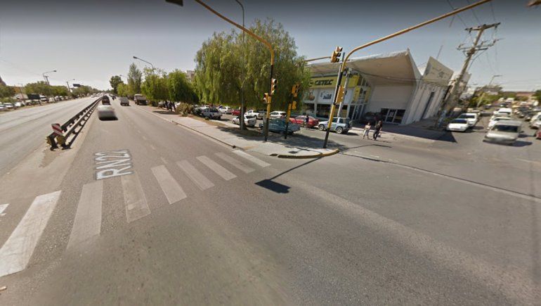 Cruzó en rojo la ruta con su hijo y una moto chocó al nene