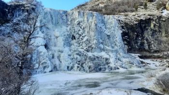 La Cascada de Opazo está a unos 30 kilómetros de Río Pico, en el sur de Chubut. Se congeló. La Cascada de Opazo está a unos 30 kilómetros de Río Pico, en el sur de Chubut. Se congeló.