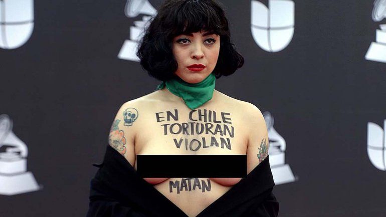 La cantante Mon Laferte hizo topples en los Grammy para denunciar la represión en Chile