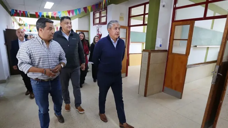 Figueroa recorrió las obras que se hicieron en las escuelas especiales. | LM Neuquen Figueroa recorrió las obras que se hicieron en las escuelas especiales.